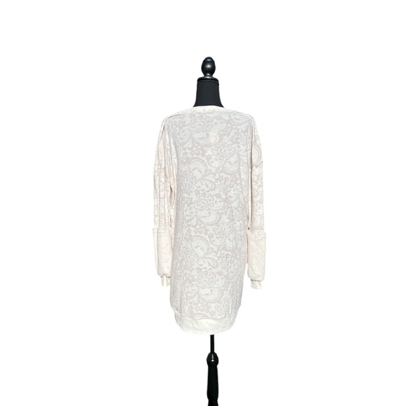 NWT Women’s soft crème sweater with a crew neck XL front pockets by Vera Wang - Picture 4 of 5